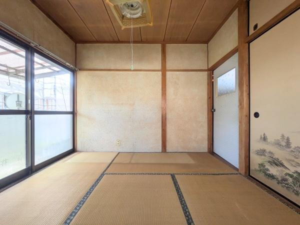 上田町3丁目　戸建ての和室|和室ならではの落ち着いた雰囲気が漂う空間です。大きな窓から柔らかな光が入ります。伝統的な襖のデザインがアクセントになっています。