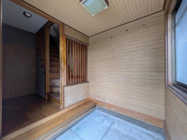 上田町3丁目　戸建ての玄関|木目調の壁と天井が落ち着いた印象を与える玄関です。広々としたスペースが確保されています。窓から自然光が差し込み明るい雰囲気です。階