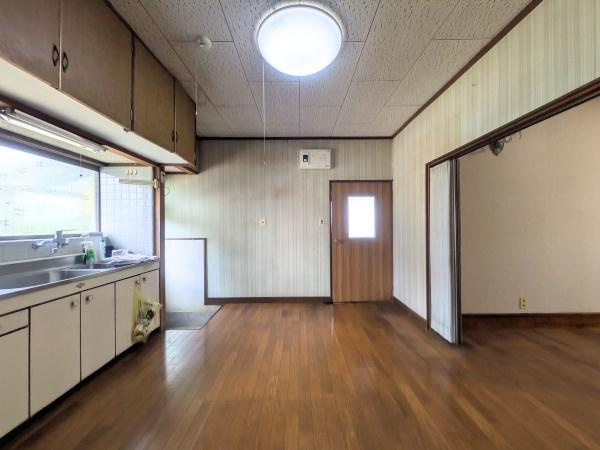 上田町3丁目　戸建ての居間・リビング|広々としたリビングは木目調のフローリングが特徴的です。窓からの光が差し込み室内が明るい印象です。キッチンとリビングがつながっており使いやすい空間です。