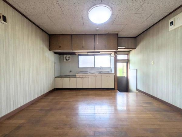 上田町3丁目　戸建てのキッチン|広々とした空間が特徴的です。シンプルなデザインで整えられたキッチンが設置されています。収納スペースも上部に用意されており使い勝手に配慮されています。
