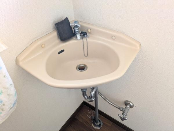 上田町3丁目　戸建ての独立洗面台|コーナー設置が特徴の洗面台です。シンプルなデザインで空間を有効活用できます。水回りもすっきりとしていてお手入れしやすい洗面所です。