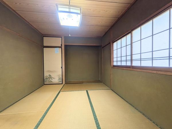 上田町3丁目　戸建ての和室|落ち着いた雰囲気が広がる和室です。障子から柔らかな光が差し込み畳の香りが心地よさを感じさせます。床の間もあり伝統的な趣を味わえます。シンプルな空間が魅力的です。