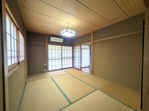 上田町3丁目　戸建ての和室|和の趣を感じる落ち着いた空間です。障子や畳の風合いが魅力的な和室です。自然光が入りやすい大きな窓が特徴的です。清潔感のある内装が印象的です。