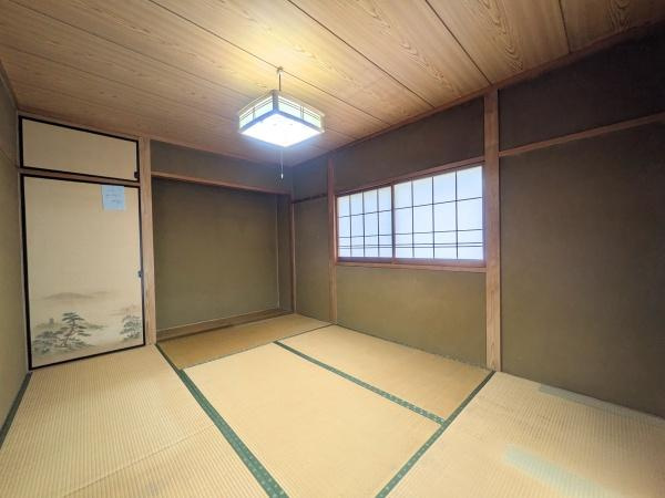 上田町3丁目　戸建ての和室|落ち着いた色合いの畳と障子が調和した和室です。和の雰囲気を感じられる空間が広がります。天井や建具にもこだわりが見られ上品な印象を与えます。やわらかな光が室内を照らし心安らぐ室内です。