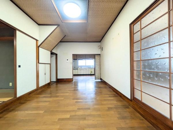上田町3丁目　戸建ての居間・リビング|リビングは広がりのある空間で天井の照明が室内を明るく演出します。美しい木目のフローリングが落ち着いた雰囲気を醸し出しています。和室とのつながりもありさまざまな用途に対応できます。