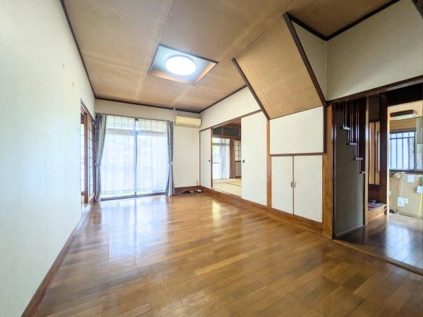 上田町3丁目　戸建ての居間・リビング|大きな窓から自然光がたっぷり差し込むリビングです。シンプルで使いやすい間取りが特徴です。明るく広がりを感じる空間が広がっています。収納スペースもありすっきりとした印象です。