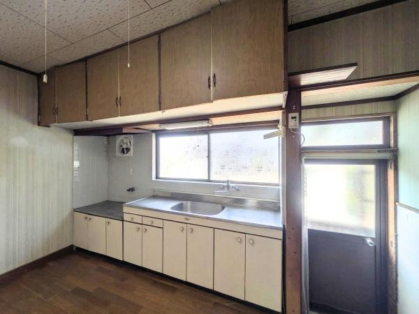 上田町3丁目　戸建てのキッチン|大きめの窓から光が差し込む明るいキッチンです。収納スペースが上下に確保されており使い勝手を意識した設計です。シンプルなデザインで手入れも行いやすく落ち着いた雰囲気が特徴です。
