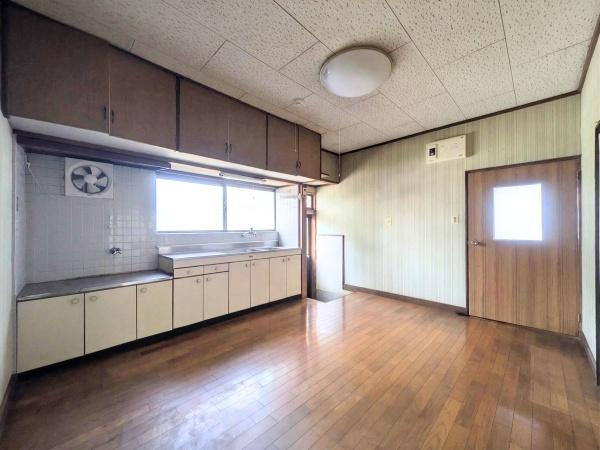 上田町3丁目　戸建てのキッチン|大きな窓があり室内が明るく感じられるキッチンです。シンクや作業スペースが広めで収納も豊富に設けられています。床や壁も手入れがしやすい素材でまとまっています。