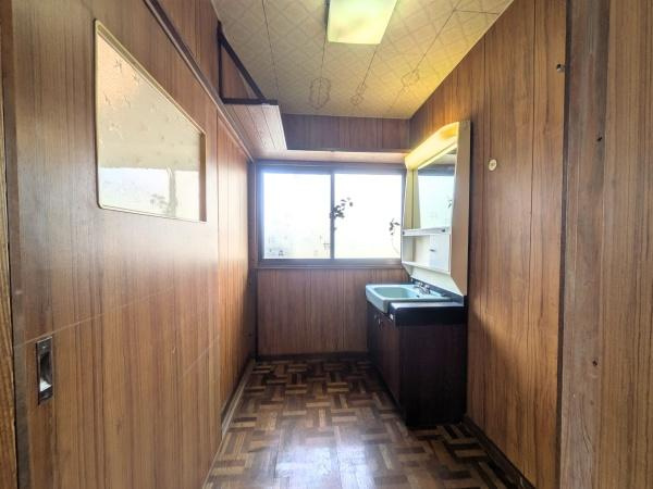 上田町3丁目　戸建ての独立洗面台|窓から自然光がしっかりと差し込む洗面台・洗面所です。木目調の壁と床が温かみのある印象を与えます。洗面台の上部には収納スペースがあり使い勝手にも配慮されています。