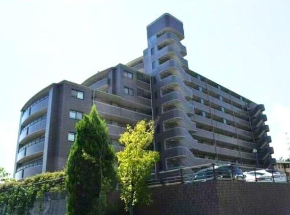 ライフヒルズ明野南の外観|堂々とした外観が印象的なマンションです。バルコニーが整然と並び開放感のあるデザインとなっております。エントランスや外構もきれいに整えられています。建物周辺の緑も彩りを添えています。