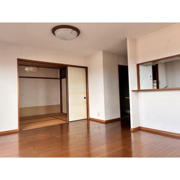 ライフヒルズ明野南の居間・リビング|リビングはシンプルなデザインでさまざまなインテリアに馴染みやすい空間です。隣接する和室と一体感があり使い勝手も良好です。床や建具の落ち着いた色合いがお部屋に落ち着きを与えています。