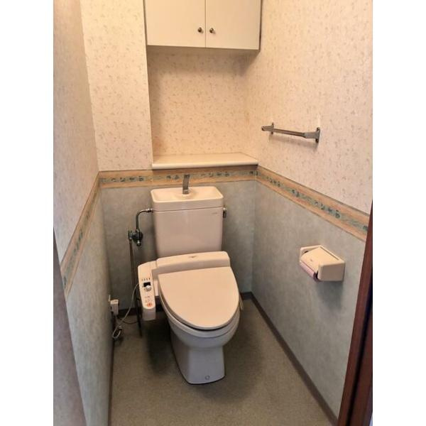 ライフヒルズ明野南のトイレ|温水洗浄便座が設置されているトイレです。上部には収納棚がありトイレットペーパーや小物の整理ができます。壁にはペーパーホルダーが設置されており、清潔感のある空間です。