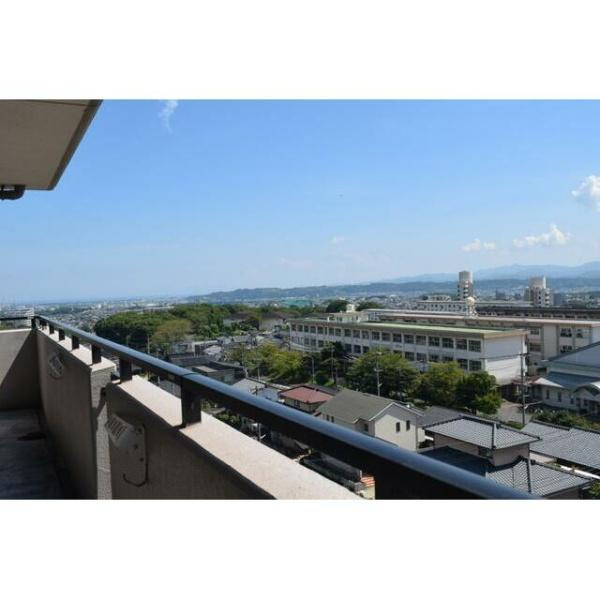 ライフヒルズ明野南のバルコニー|バルコニーから広がる視界が開放的です。遠くまで見渡せる景色が魅力となっています。周辺の街並みも一望できます。天候の良い日は青空も楽しめます。手すり付きで安心感もあります。