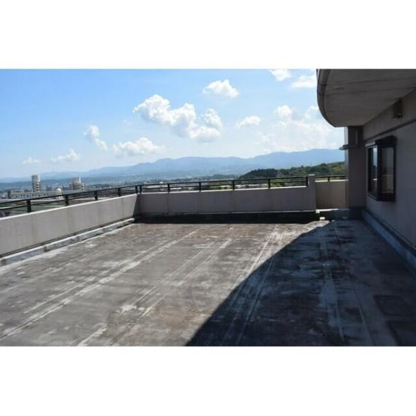 ライフヒルズ明野南のバルコニー|広々としたバルコニーが特徴です。開放感のある空間で遠くの山々まで見渡せます。しっかりとした手すりが設置されており安全面にも配慮されています。日当たりの良さが感じられる位置です。