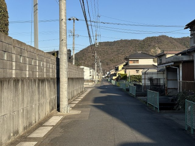 中古住宅　日野東2丁目の前面道路含む現地写真