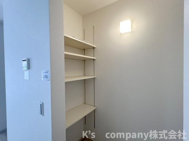 ◎茅ヶ崎市松が丘2丁目　新築戸建　1号棟の収納|キッチン横には仕切り棚付きのパントリー付き☆キッチンがすっきりと片付けられます☆
