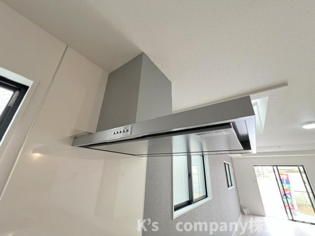 ◎茅ヶ崎市松が丘2丁目　新築戸建　1号棟のキッチン|お手入れのしやすいスリムタイプのレンジフード◇