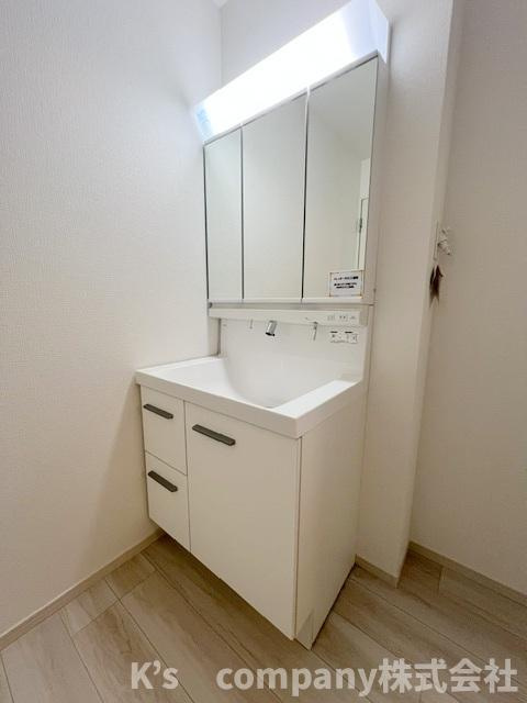 ◎茅ヶ崎市松が丘2丁目　新築戸建　1号棟の独立洗面台|三面鏡の内側には小物収納が充実しています◇