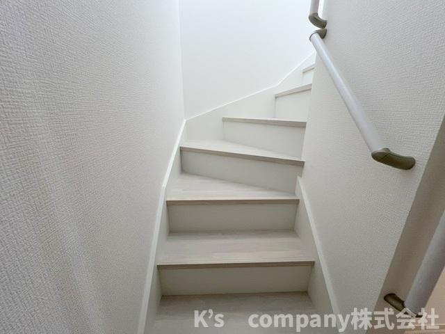 ◎茅ヶ崎市松が丘2丁目　新築戸建　1号棟のその他|手すり付きの階段☆小さなお子様やご年配の方々にも優しい仕様