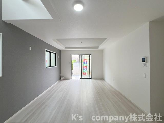◎茅ヶ崎市松が丘2丁目　新築戸建　1号棟の居間・リビング|リビングの一部に折上天井が採用されており、天井の高さが少し高くリビングがより広く感じられます☆
