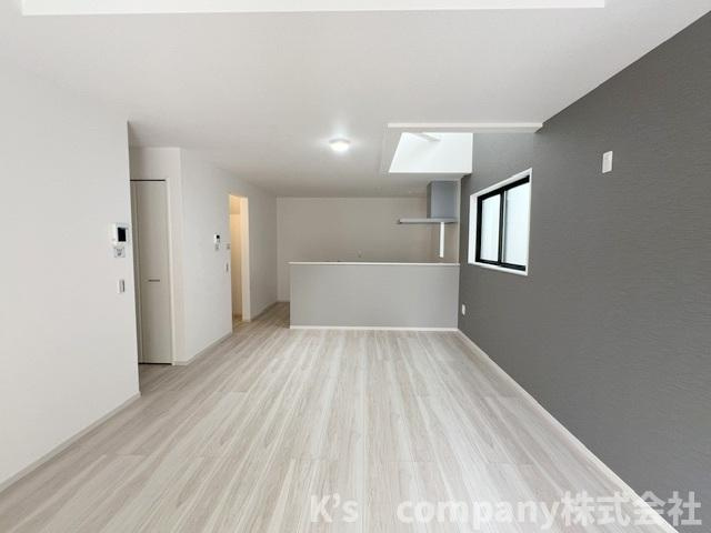 ◎茅ヶ崎市松が丘2丁目　新築戸建　1号棟の居間・リビング|アクセントクロスが空間に奥行きを感じさせてくれます♪