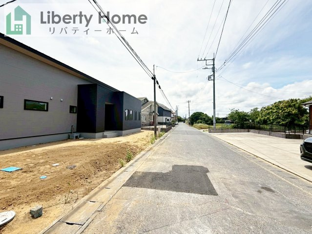 神栖市知手　新築戸建　1号棟の前面道路含む現地写真