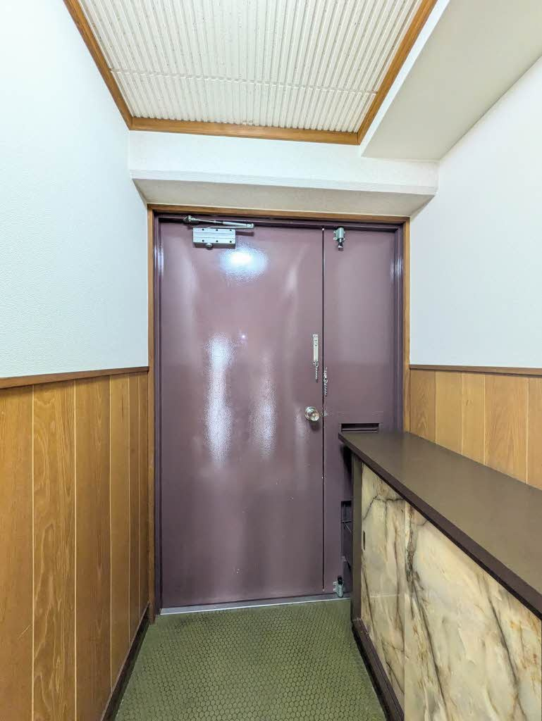 真締川ハイツの玄関
