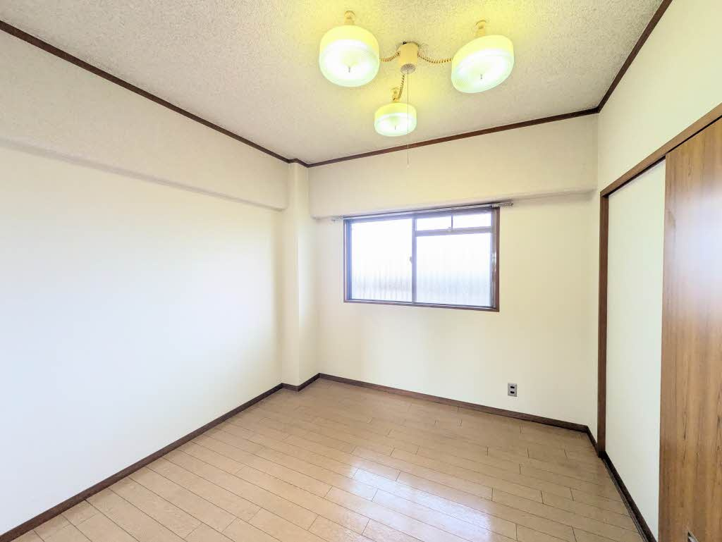真締川ハイツの洋室