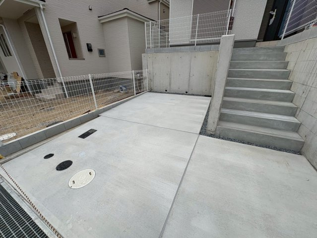 垂水区南多聞台５丁目　新築戸建ての駐車場|カースペースがあります