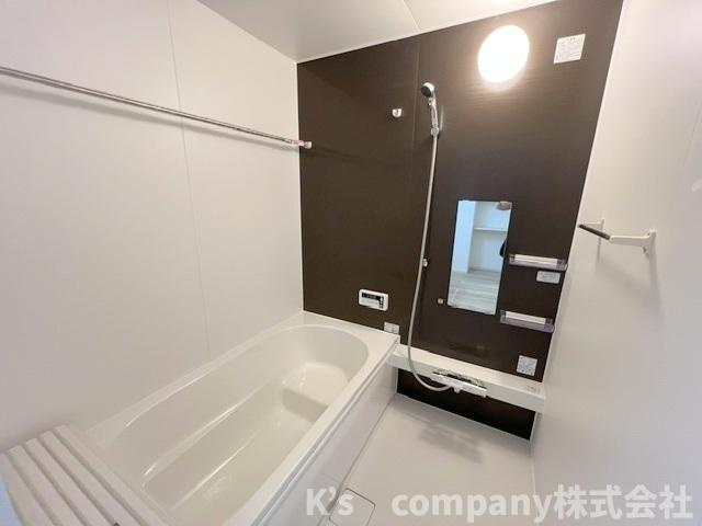 ◎茅ヶ崎市松が丘2丁目　新築戸建　2号棟の浴室|アクセントパネルが落ち着いた雰囲気にされてくれて、一日の疲れを癒す心地の良いスペースになっています◇
