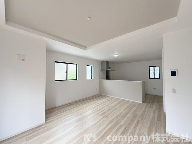 ◎茅ヶ崎市松が丘2丁目　新築戸建　2号棟の居間・リビング|リビングの一部に折上天井が採用されており、天井の高さが少し高くリビングがより広く感じられます☆