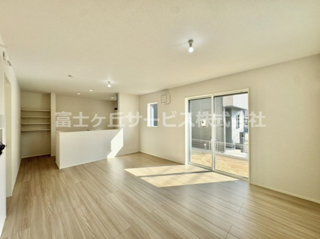 【居間・リビング】 | 豊橋市二川町 新築一戸建て 4号棟 | おしゃれな居間です