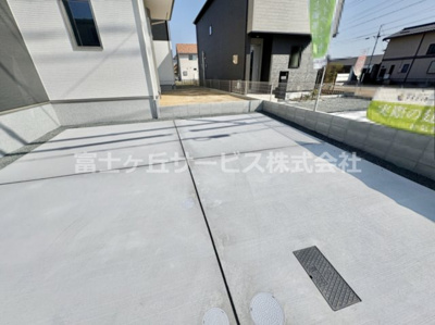 【駐車場】 | 豊橋市二川町 新築一戸建て 4号棟 | 駐車場があるので、車を買う予定の方も安心です