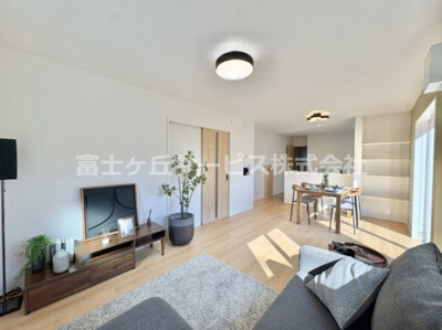 【居間・リビング】 | 豊橋市二川町 新築一戸建て 5号棟 | 居間です