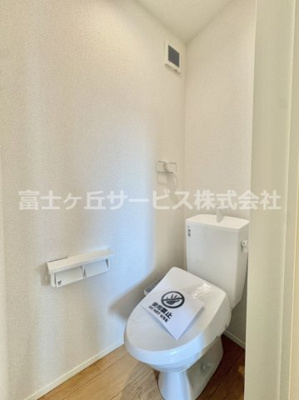 【トイレ】 | 豊橋市二川町 新築一戸建て 5号棟 | 落ち着いた色調のトイレです