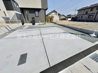【駐車場】 | 豊橋市二川町 新築一戸建て 5号棟 | 車をお持ちの方に嬉しい駐車場付きの物件です