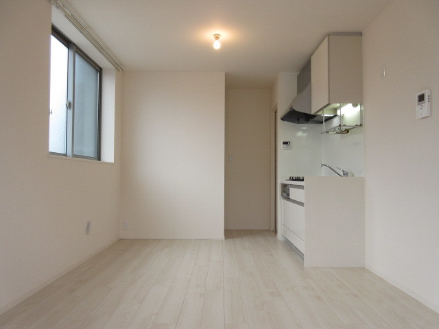 ラ・カシータ アスーカルの居間・リビング|★明るいフローリングのお部屋です★