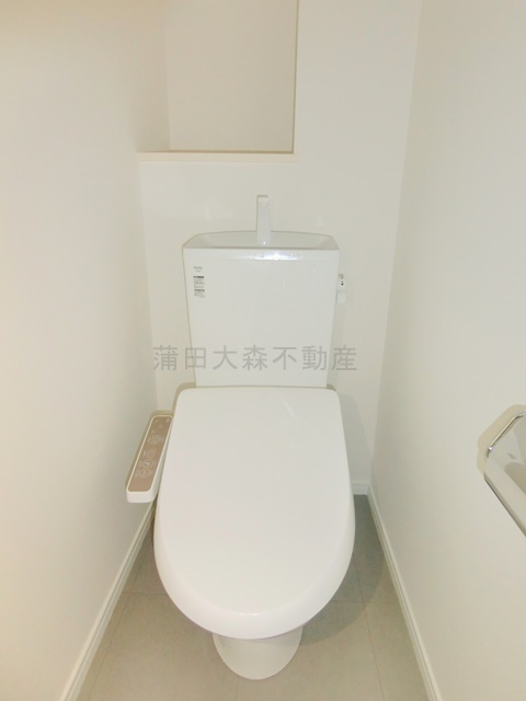 ルネコート大鳥居のトイレ|棚と温水洗浄便座付きのトイレ