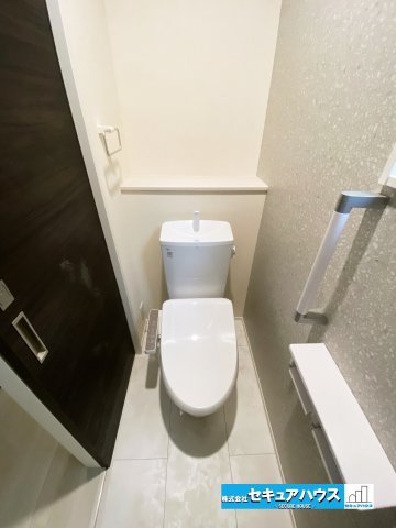 【完成】名古屋市南区中江２丁目のトイレ|【高機能トイレ】
◆高機能トイレの多くは便器のフタの開閉が自動であり、使用後に手動で水を流す面倒もなく非常に便利です。スタイリッシュな見た目で、お掃除しやすく、節水効果が高いです。
