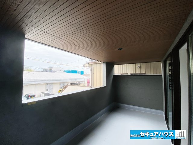 【完成】名古屋市南区中江２丁目のその他共用部分|【バルコニー】
◆見晴らしもよく、太陽の温かな温もりをめいっぱい受け止めてくれます。
太陽の光と爽やかな風を受けたお洗濯物はあっという間に乾き、取りこむ時には太陽の匂いを感じられそうですね。　