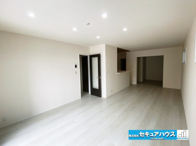 【完成】名古屋市南区中江２丁目のその他|【LDK】
◆通学から帰宅し、リビングルームで会話を楽しむ子ども達。リビングから臨む景色は太陽色に染まり、解放感溢れゆったりとしたひと時を過ごすことが出来る素敵な空間です。