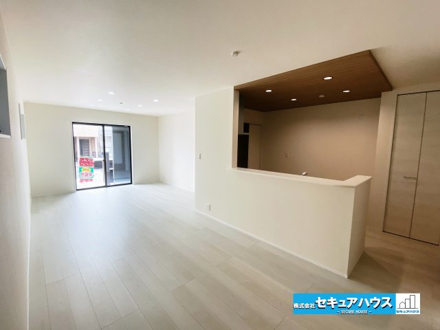 【完成】名古屋市南区中江２丁目の居間・リビング|【LDK】
◆日当たりが良く温かい広々リビングは家族の団らんスペースになります。