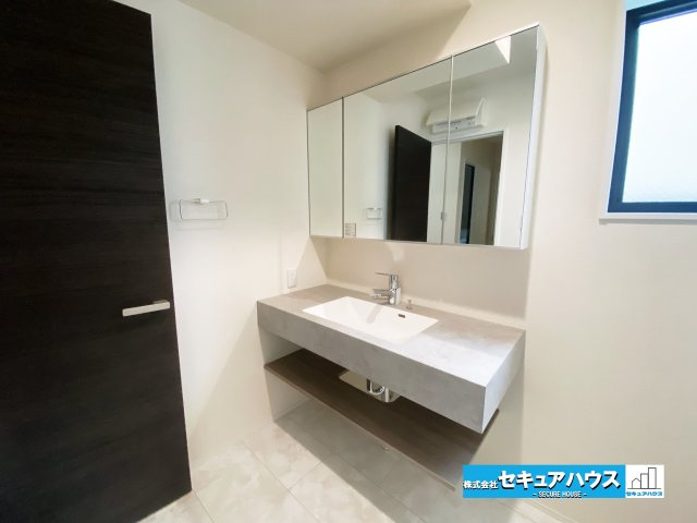 【完成】名古屋市南区中江２丁目の独立洗面台|【洗面台】
◆鏡の裏にはたっぷりと収納スペースを標準装備！
◆電源を付属しているのでドライヤーなど利用できます。
