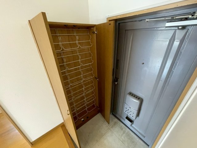 栄マンションの玄関