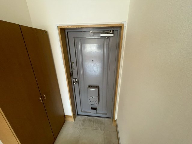 栄マンションの玄関