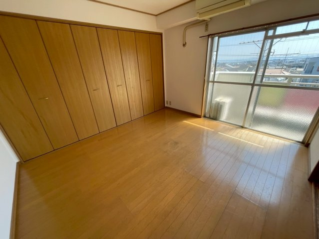 栄マンションの居間・リビング