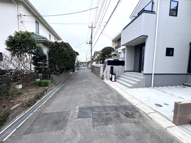 流山市富士見台１丁目新築戸建【新川小学校：8分】の前面道路含む現地写真|南東側前面道路