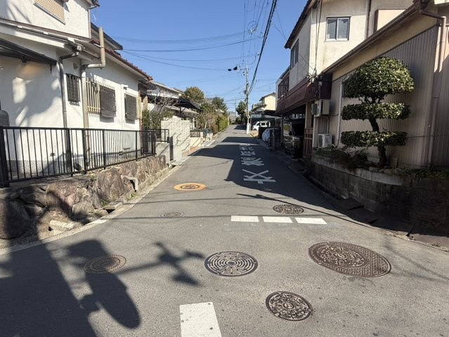 泉佐野市南泉ケ丘1丁目　古家付き土地の前面道路含む現地写真