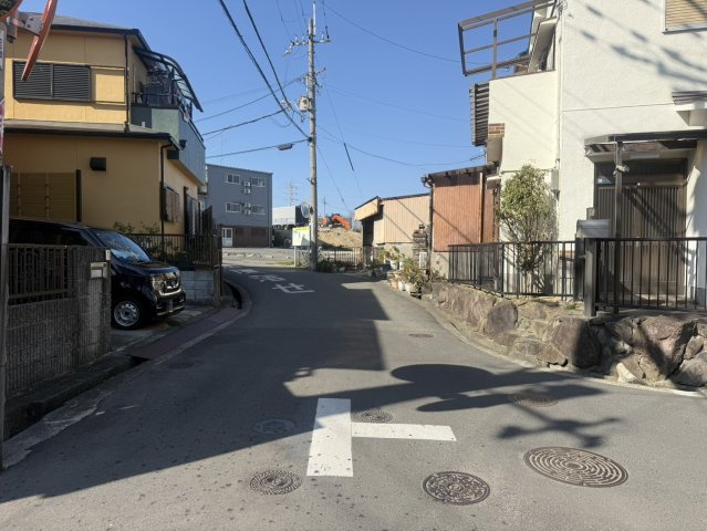 泉佐野市南泉ケ丘1丁目　古家付き土地の前面道路含む現地写真