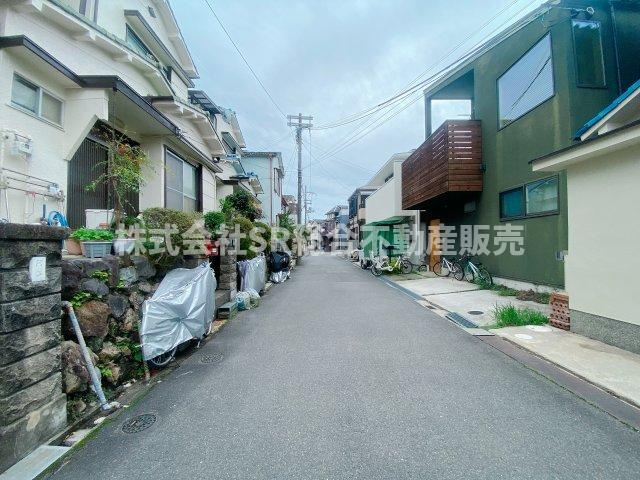 日下町2丁目中古戸建の前面道路含む現地写真|前面道路含む現地写真です
